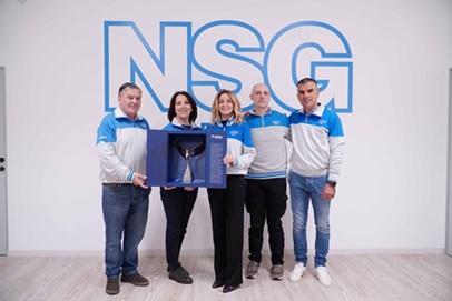 トロフィーとプロジェクトチーム