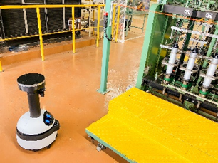 ロボットが巡回する津事業所内の様子